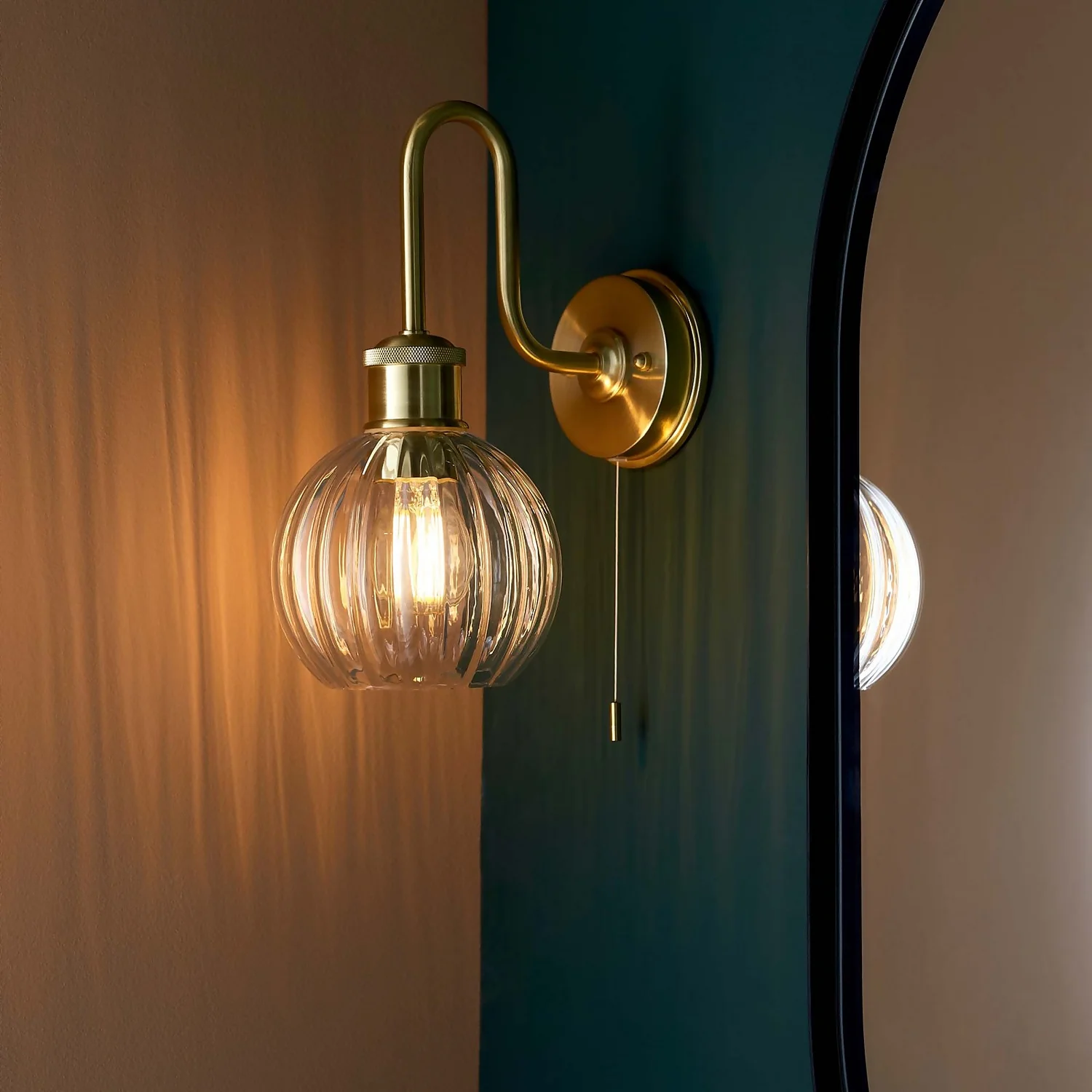 Setley Bathroom Wall Light - Brass 5 Setley Bathroom Wall Light - Brass - Image 3